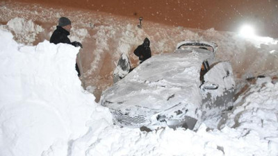 Park halindeki araçların üzerine çığ düştü