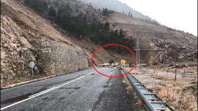 Artvin'de kayalar yuvarlandı yol kapandı