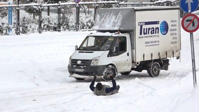 Karlı ve buzlu yollar, kaldırımlar vatandaşın kabusu oldu