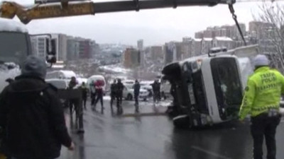 Buzlu yolda kayan kamyonet böyle devrildi