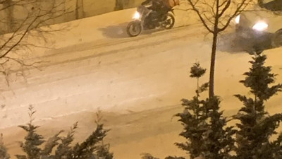 Sipariş verirken bir daha düşünün! Moto kuryelerin yerine kendinizi koyun