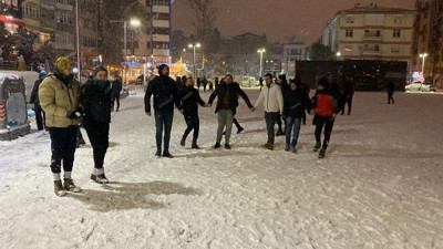 Kocaeli beyaza büründü, vatandaşlar karda halay çekti