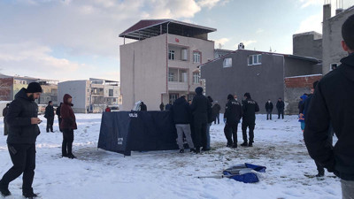 Arazide başında vurulmuş olarak ölü bulundu