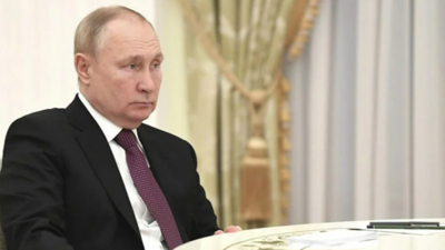 Putin ile Macron’un çok tartışılan fotoğrafının nedeni belli oldu