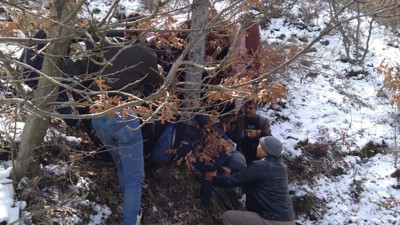 Manisa'da otomobil uçuruma yuvarlandı: 2 yaralı