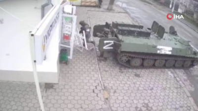 Rus askerler zırhlı aracı marketin kapısına çekip dükkanı yağmaladı