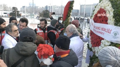 Tıp Bayramı'nda Atatürk Anıtı'na çelenk bırakmak isteyen hekimlere polis müdahale etti