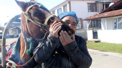 At yoruldu diye arabayı kendi çekti