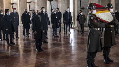 Almanya Başbakanı Olaf Scholz Anıtkabir'i ziyaret etti: "Atatürk’e derin saygıyla"