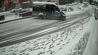 Sürücüler buzlu yollarda ecel teri döktü