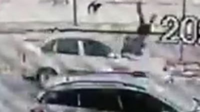 12 yaşındaki çocuğa köpekten kaçarken otomobil çarptı