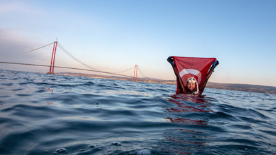 Milli sporcu Çanakkale kahramanları anısına daldı