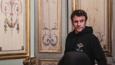 Macron’u kıyafetindeki arma ele verdi. Zelenskiy mi olmaya çalışıyor