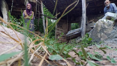 Yaşlı çiftin dronla imtihanı. Bahçelerine düştü. "Uzaydan düştü"