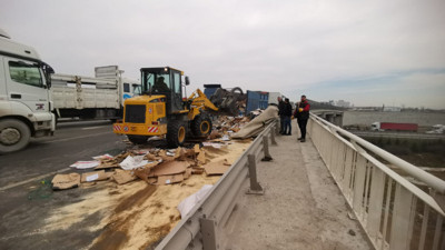 Devrilen kamyonda yüklü hurda kağıtlar yola saçıldı