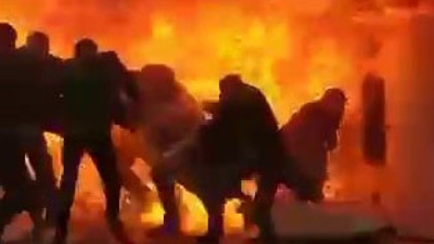 Kahraman elektrikçi ölümü göze alıp baba ile oğlun hayatını kurtardı