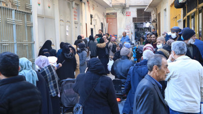 Suriyelilerin Ramazan paketi izdihamı