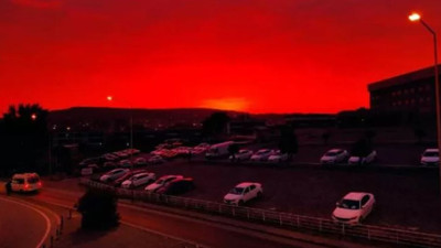 Gökyüzü kızıla boyandı, görenler endişeye kapıldı... Şaşkına çeviren kızıllığın sebebi belli oldu