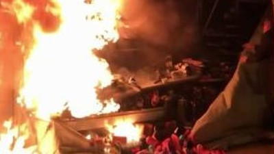 Ayakkabı dükkanı cayır cayır yandı