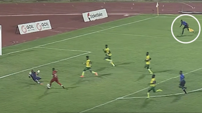 Yardımcı hakem heyecandan sahaya girdi