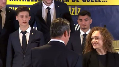 Fenerbahçe'nin imza töreninde ilginç anlar. Ali Koç bir kadına kimsin sen diye sordu. Aldığı yanıt kahkahalara boğdu