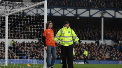 Yeşil sahada eşine ender rastlanır protesto! Kendini kale direğine kelepçeledi