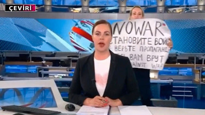 Rus televizyonunda savaş karşıtı protesto yapan editör, Fransa'nın teklifini reddetti