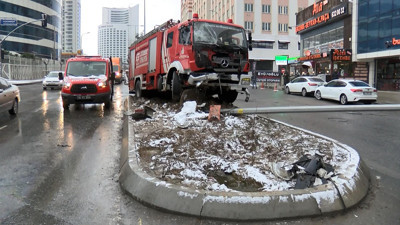 Yangın ihbarına giden itifaiye aracı kaza yaptı