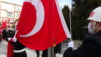 Altın madalyalı Türk bayrağı Çanakkale’de göndere çekildi