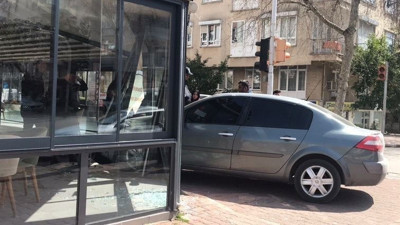 Otomobil fırına daldı