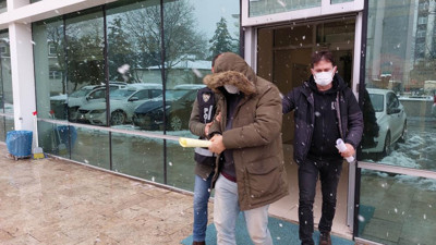 Otobüsteki adamın sırt çantasından çıkanlar polisi şok etti