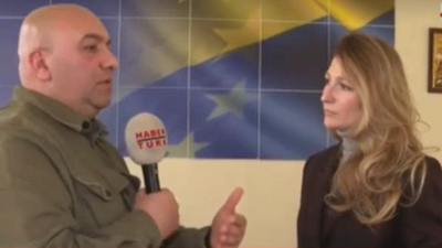 Hata yapıyorsunuz da hep Çetiner Çetin'in röportajında mı yapıyorsunuz reji? Habertürk'te ses açık kaldı tüm konuşmaları herkes duydu. Ekranda az İngilizce bilen savaş muhabiri vardı