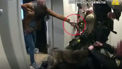 Dehşet anlar... 47 yaşındaki kadın, polislere bıçakla saldırdı! Silahlar konuştu