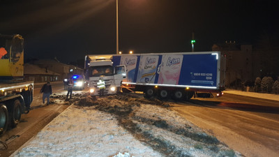 Buzlu yolda kayan tır refüje çıkarak makas kesti