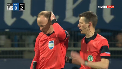 Bochum - Mönchengladbach maçında hakemin kafasına bardak fırlattılar! Maç tatil edildi