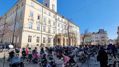 Ukraynalılar Rusların öldürdüğü 109 çocuk için bebek arabalarını dizdiler