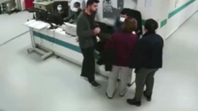 Uzman çavuşa saldıran doktorun yeni vukuatı ortaya çıktı. Duvarı yumrukluyor yaşlı kadına bakın neler yapıyor