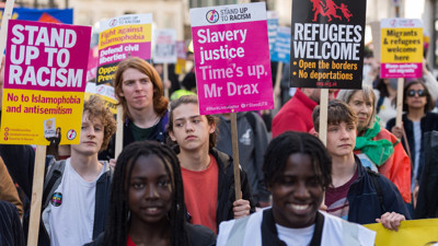 İngiltere'de binlerce kişi ırkçılığa karşı yürüdü!