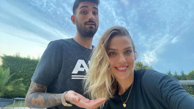 Dantelli göğüs dekoltesi ile takipçilerinin nefesini kesti