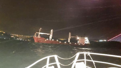 İstanbul Boğazı'nda makina arızası yapan gemi kurtarıldı