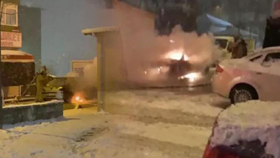 Seyir halindeki otomobil alev topuna döndü