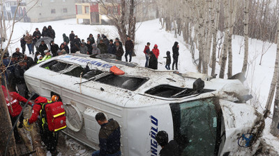 Yolcu minibüsü, istinat duvarını aşıp devrildi! Çok sayıda yaralı var…