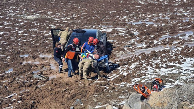 30 metre sürüklenip çamura saplandı! Yaralı sürücü bata çıka taşındı…