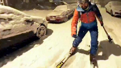 Kar yağınca herkesin aklına o geliyor! Cadde ve sokakları kayak pistine çevirdi…