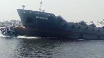 Yük gemisi çarptığı yolcu teknesini batırdı. Çok sayıda ölü ve kayıp var