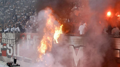 Taraftarlar tribünü ateşe verdi
