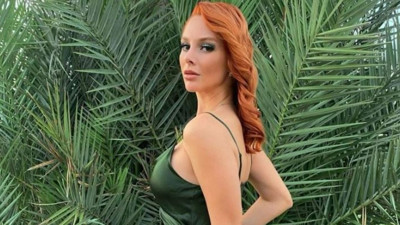 Enes Batur'un sevgilisi Ecenaz Üçer dekolteli pozuyla mest etti