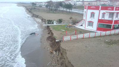 Dev dalgalar son bir ayda 20 metrelik kıyıyı yuttu