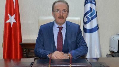 Gazeteci Atilla Karaarslan ortaya çıkardı. Gençler işsizken, rektör, başka bir rektörün eşini işe aldı!