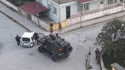 Polisten kaçıp, yol kenarına 'el bombası' attılar